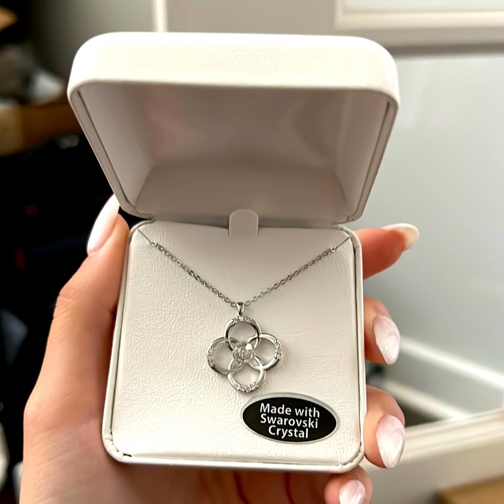 Silver crystal flower like necklace